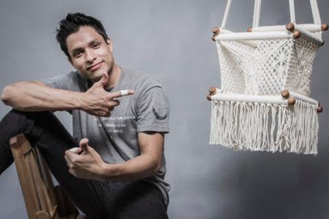 Alonso teaching macrame workshop