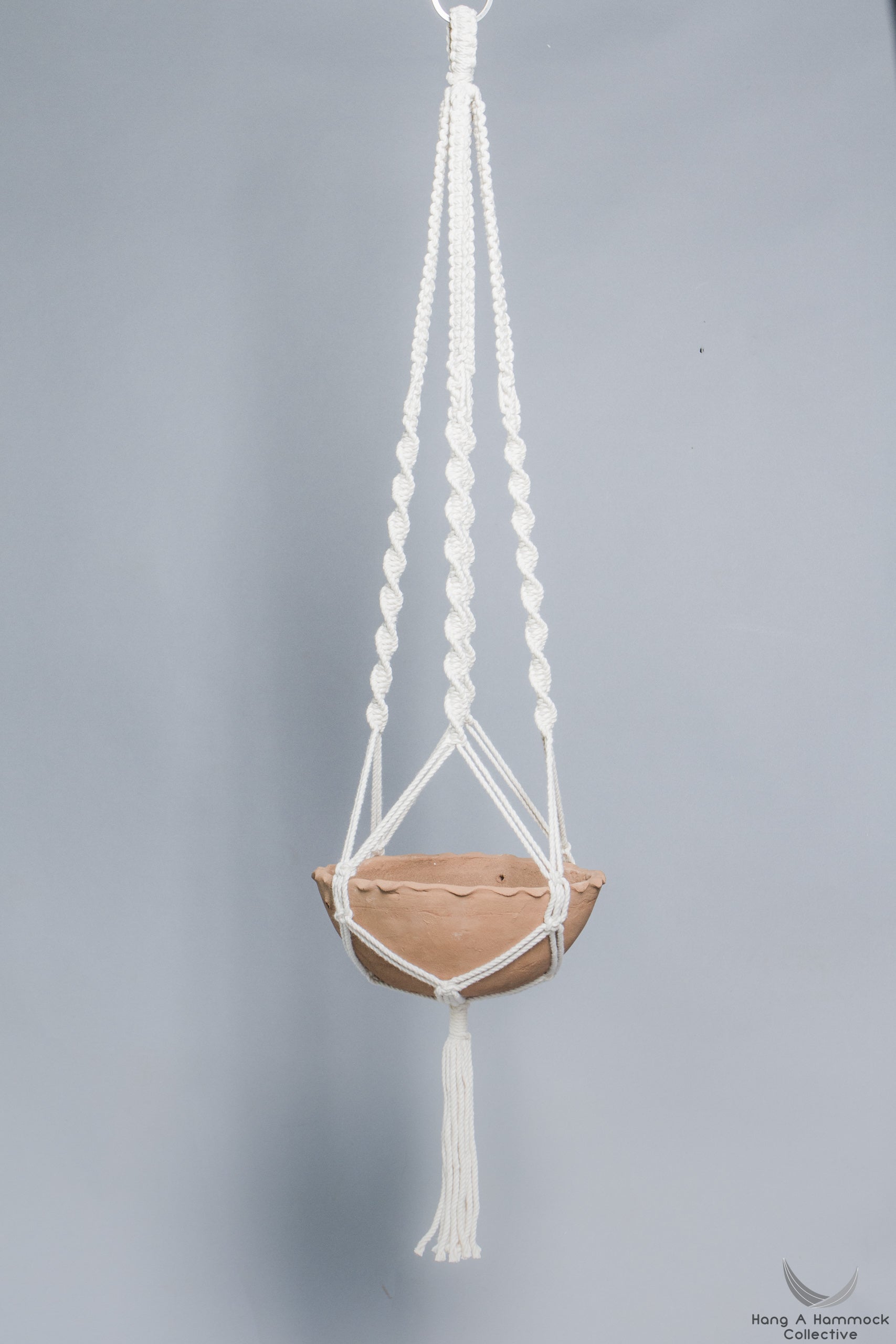 Plant hanger in Macrame holding a terracotta pot - Cream color- Model 01 - studio photo