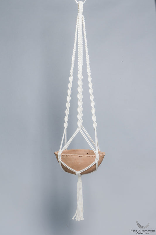 Plant hanger in Macrame holding a terracotta pot - Cream color- Model 01 - studio photo